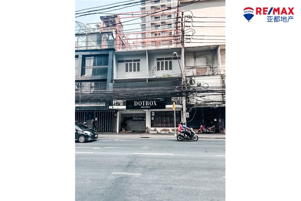 曼谷出售餐厅出售400平方米4层建筑 For sale shophouse at right on Sukhumvit 63 Road.