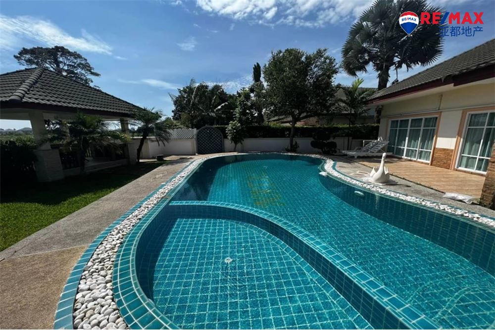 芭提雅班杜斯特泳池别墅230平方米4卧2卫出售 4 Bedroom House for Sale Baan Dusit Pattaya