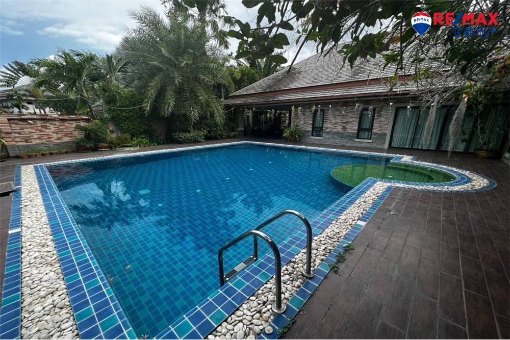 芭提雅班杜斯特泳池别墅340平方米3卧3卫出售 Beautiful luxury Style House in Baan Dusit Pattaya