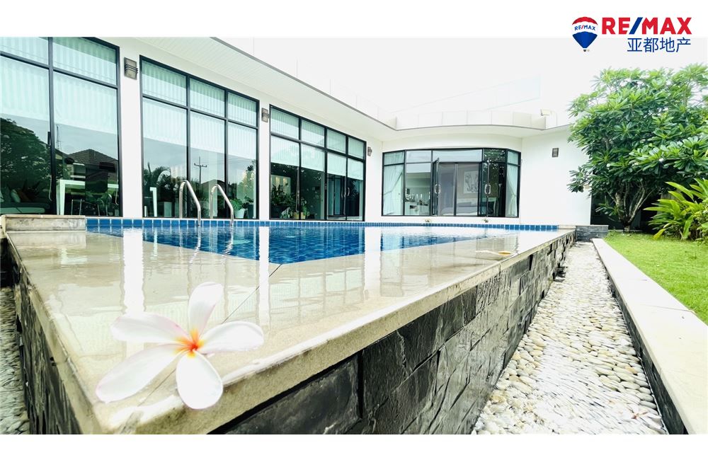 芭提雅现代泳池别墅2332平方米3卧3卫出售