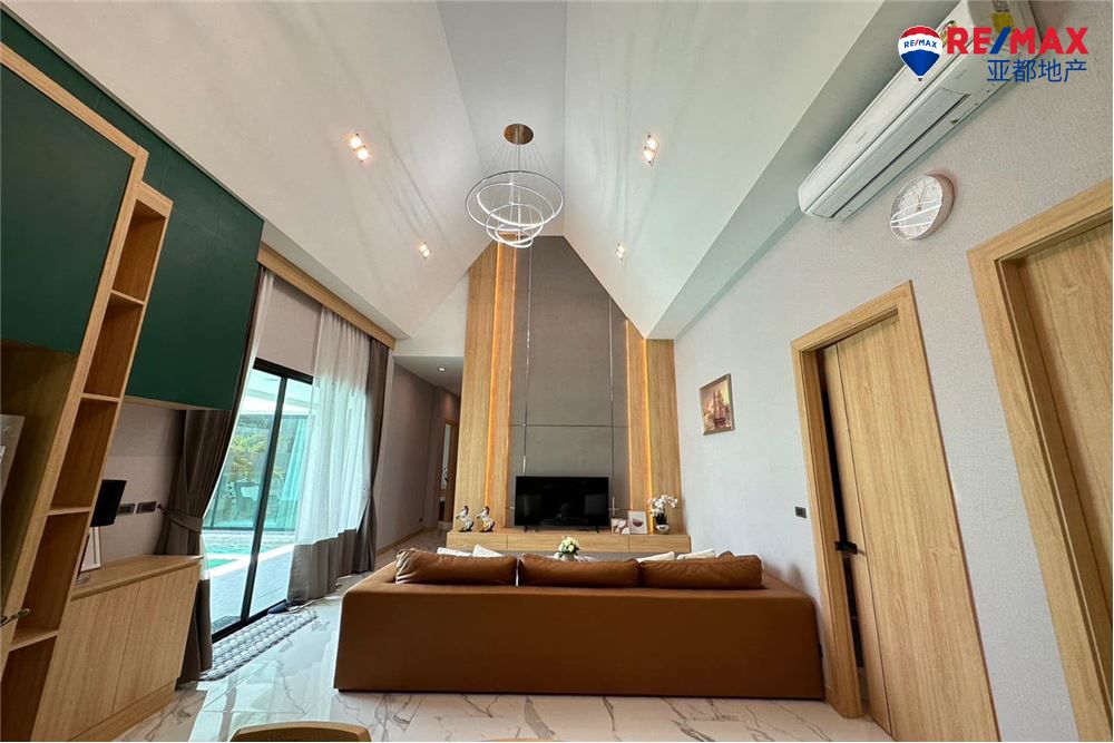 芭提雅别墅210平方米3卧4卫出售 Luxurious 3 bedroom Villa for sale at Baan Mae 4