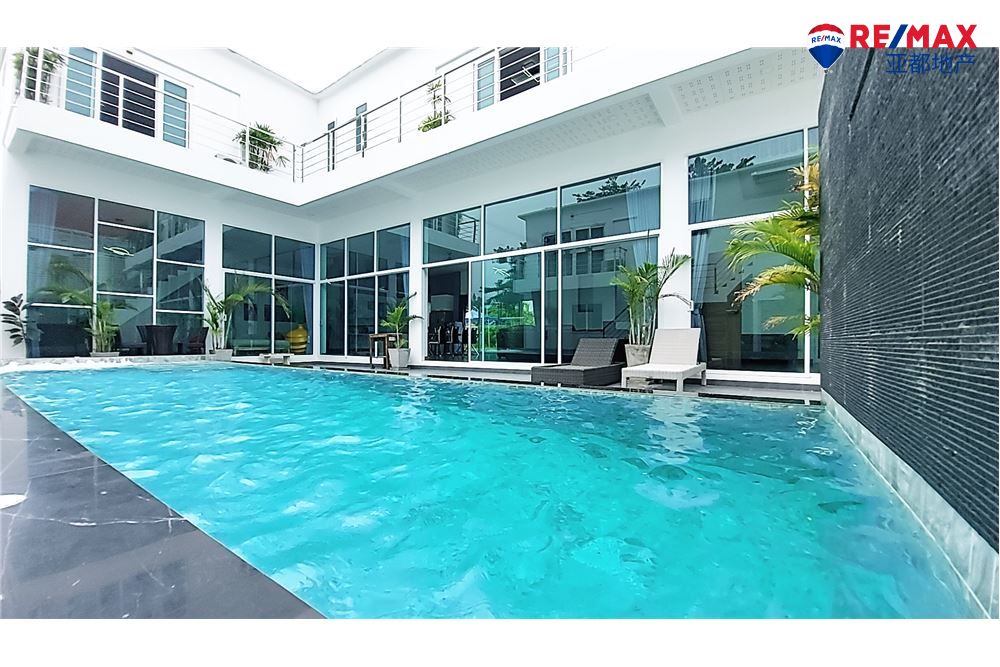 芭提雅著名高尔夫球场汇集地现代泳池别墅600平方米8卧10卫出售