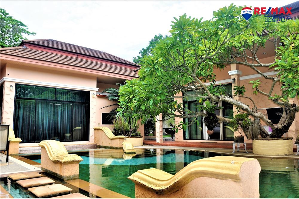 芭提雅泳池别墅330平方米3卧4卫出售 Luxury Bali style pool villa with 3 BR/4 Bath